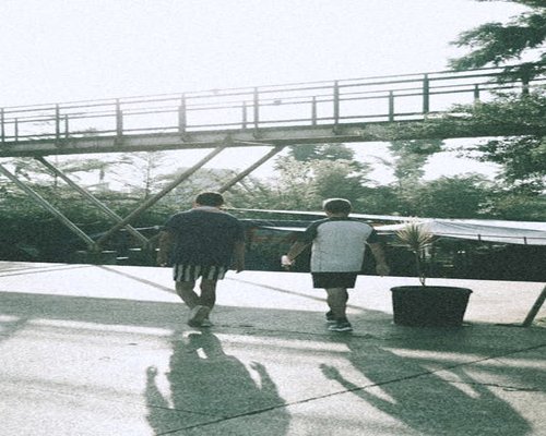 Aktivitas berjalan kaki santai di ruang terbuka